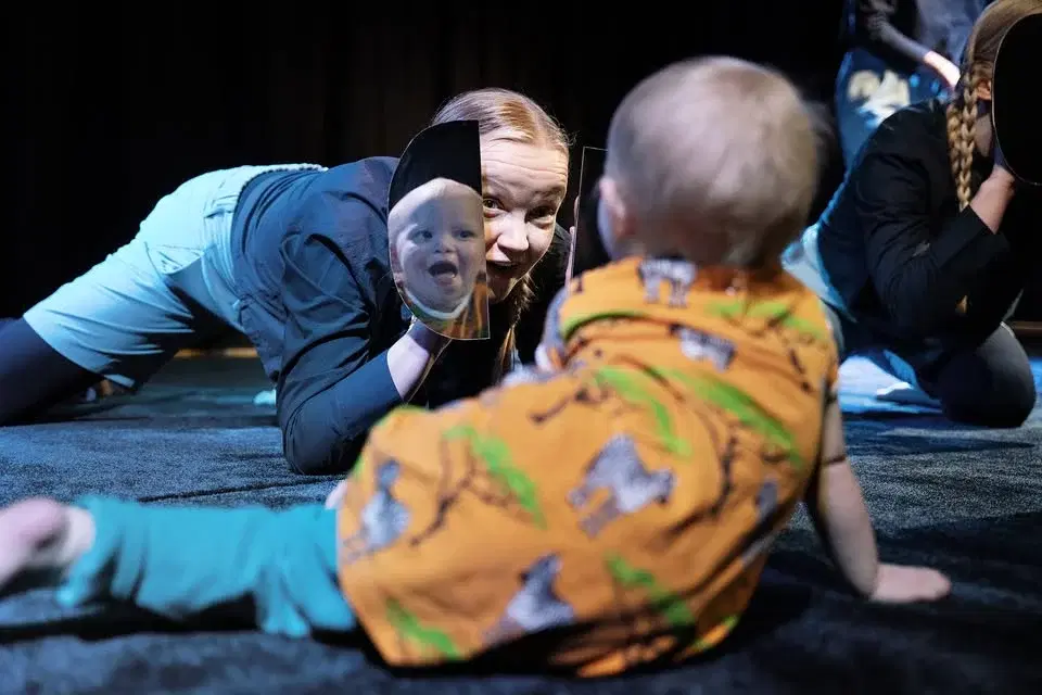 Vauvaesitys/Bebisföreställning: VAU VAU